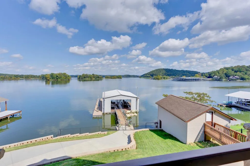 Magnificent Lakefront Retreat at 6432 Cobble Ln Lists for 4375000 in Tennessee 21