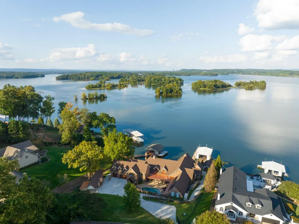 Magnificent Lakefront Retreat at 6432 Cobble Ln Lists for 4375000 in Tennessee 23
