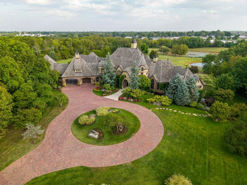 Where Elegance Meets Grand-Scale Living: Spectacular Missouri Property Seeks $4.75 Million 5 Stunning Luxury Retreat at 1100 Lakewood Drive Crafted for Elegance Comfort and Entertaining – 4.75 Million 1