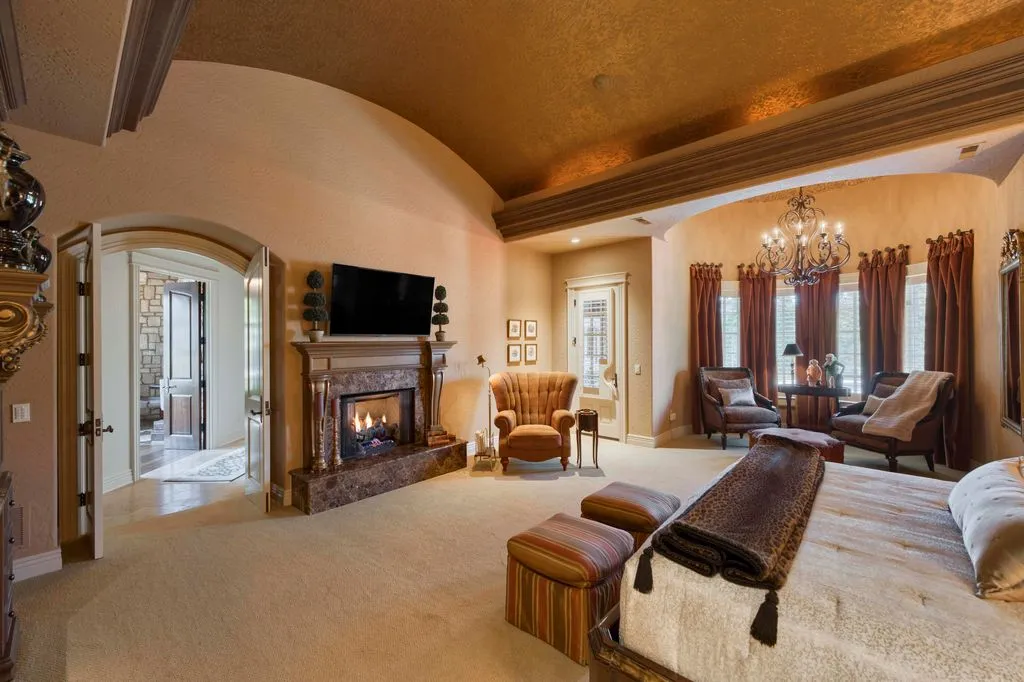 Where Elegance Meets Grand-Scale Living: Spectacular Missouri Property Seeks $4.75 Million 11 Stunning Luxury Retreat at 1100 Lakewood Drive Crafted for Elegance Comfort and Entertaining – 4.75 Million 11