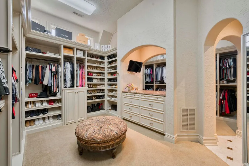 Where Elegance Meets Grand-Scale Living: Spectacular Missouri Property Seeks $4.75 Million 14 Stunning Luxury Retreat at 1100 Lakewood Drive Crafted for Elegance Comfort and Entertaining – 4.75 Million 14