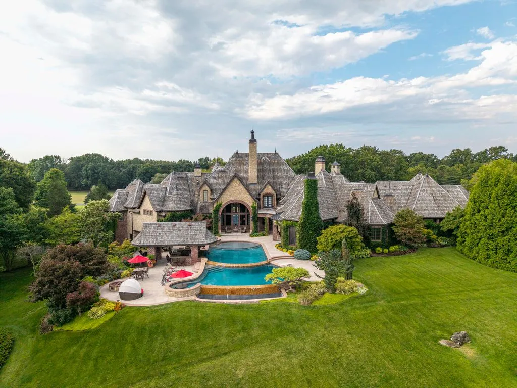 Where Elegance Meets Grand-Scale Living: Spectacular Missouri Property Seeks $4.75 Million 6 Stunning Luxury Retreat at 1100 Lakewood Drive Crafted for Elegance Comfort and Entertaining – 4.75 Million 2