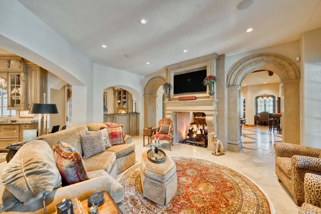 Where Elegance Meets Grand-Scale Living: Spectacular Missouri Property Seeks $4.75 Million 19 Stunning Luxury Retreat at 1100 Lakewood Drive Crafted for Elegance Comfort and Entertaining – 4.75 Million 20