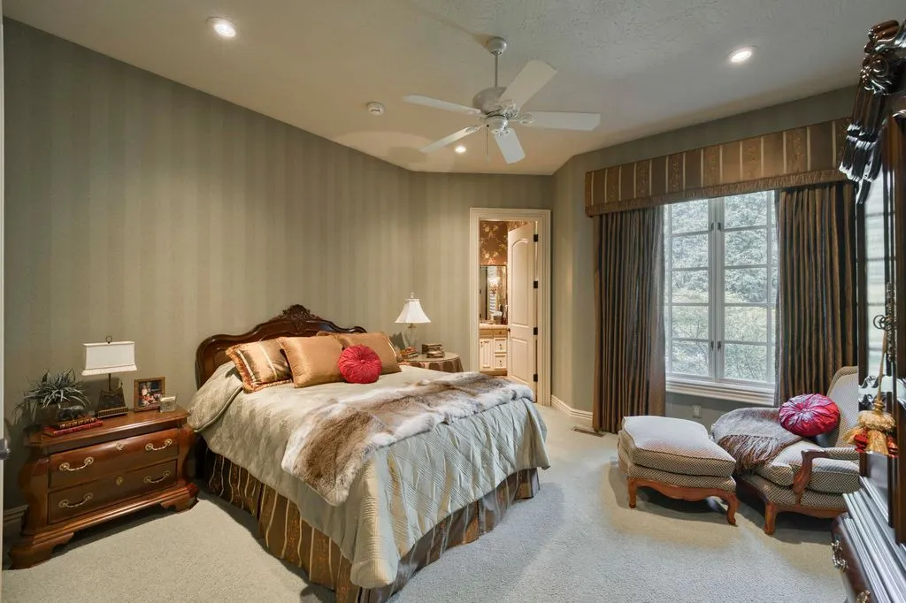 Where Elegance Meets Grand-Scale Living: Spectacular Missouri Property Seeks $4.75 Million 22 Stunning Luxury Retreat at 1100 Lakewood Drive Crafted for Elegance Comfort and Entertaining – 4.75 Million 23