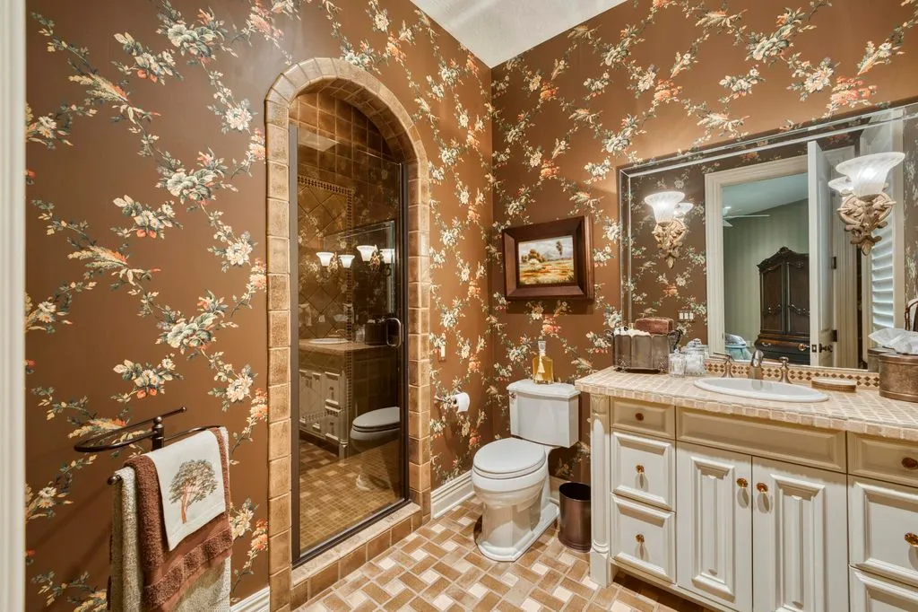 Where Elegance Meets Grand-Scale Living: Spectacular Missouri Property Seeks $4.75 Million 23 Stunning Luxury Retreat at 1100 Lakewood Drive Crafted for Elegance Comfort and Entertaining – 4.75 Million 24