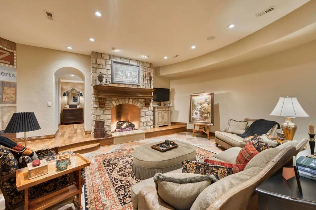 Where Elegance Meets Grand-Scale Living: Spectacular Missouri Property Seeks $4.75 Million 25 Stunning Luxury Retreat at 1100 Lakewood Drive Crafted for Elegance Comfort and Entertaining – 4.75 Million 27