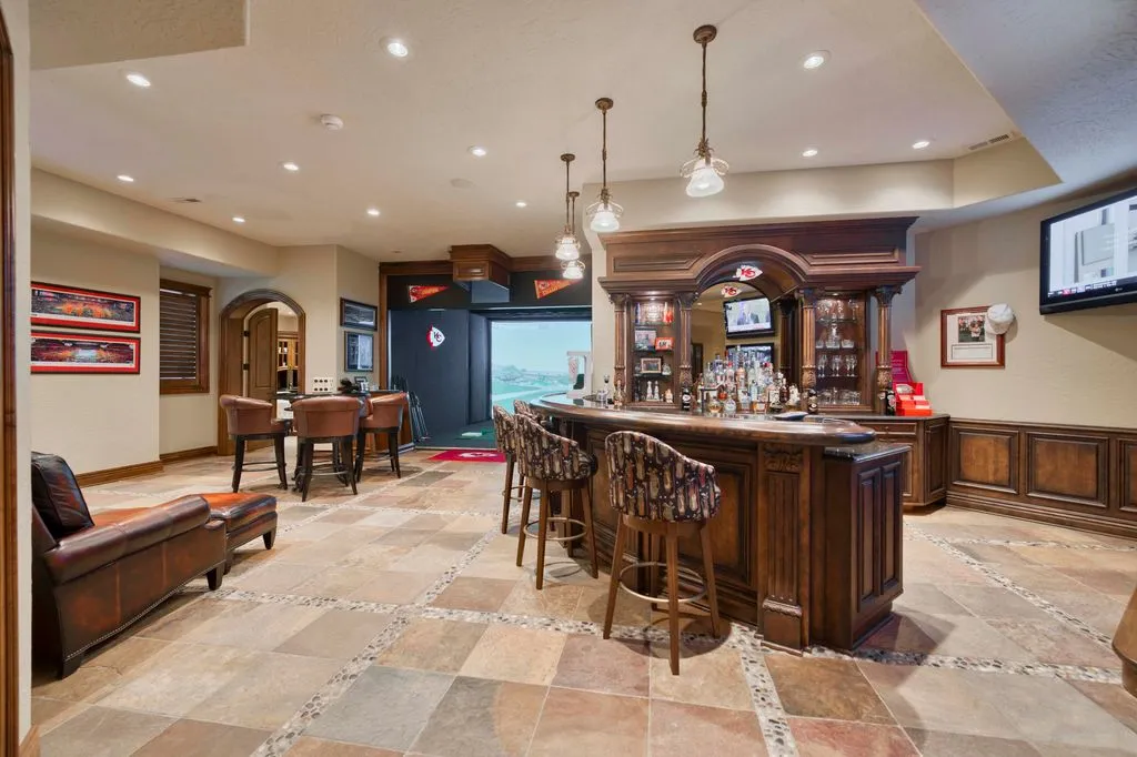 Where Elegance Meets Grand-Scale Living: Spectacular Missouri Property Seeks $4.75 Million 27 Stunning Luxury Retreat at 1100 Lakewood Drive Crafted for Elegance Comfort and Entertaining – 4.75 Million 29