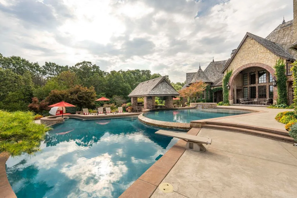 Where Elegance Meets Grand-Scale Living: Spectacular Missouri Property Seeks $4.75 Million 7 Stunning Luxury Retreat at 1100 Lakewood Drive Crafted for Elegance Comfort and Entertaining – 4.75 Million 3