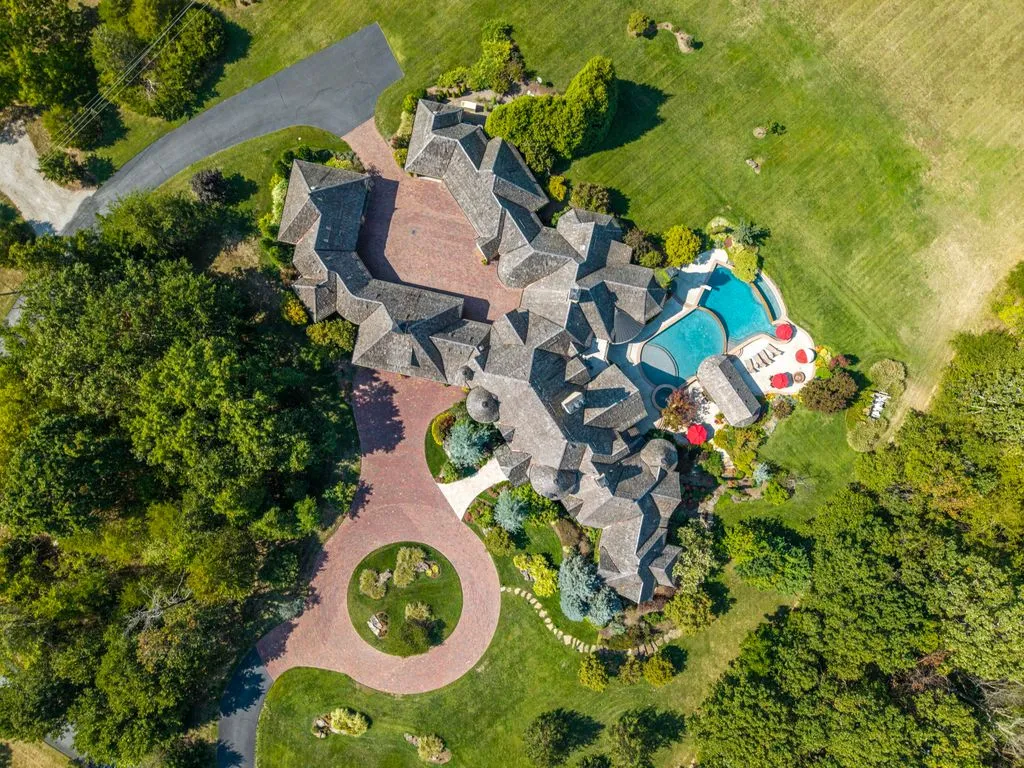 Where Elegance Meets Grand-Scale Living: Spectacular Missouri Property Seeks $4.75 Million 8 Stunning Luxury Retreat at 1100 Lakewood Drive Crafted for Elegance Comfort and Entertaining – 4.75 Million 4