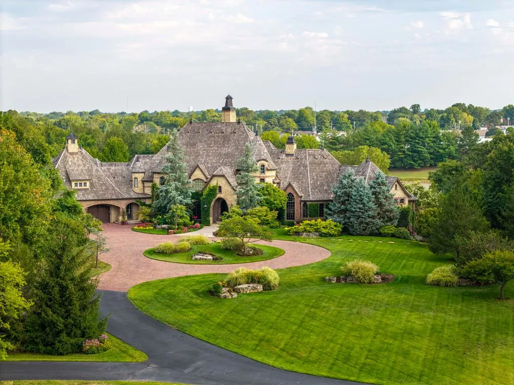 Where Elegance Meets Grand-Scale Living: Spectacular Missouri Property Seeks $4.75 Million 30 Stunning Luxury Retreat at 1100 Lakewood Drive Crafted for Elegance Comfort and Entertaining – 4.75 Million 5