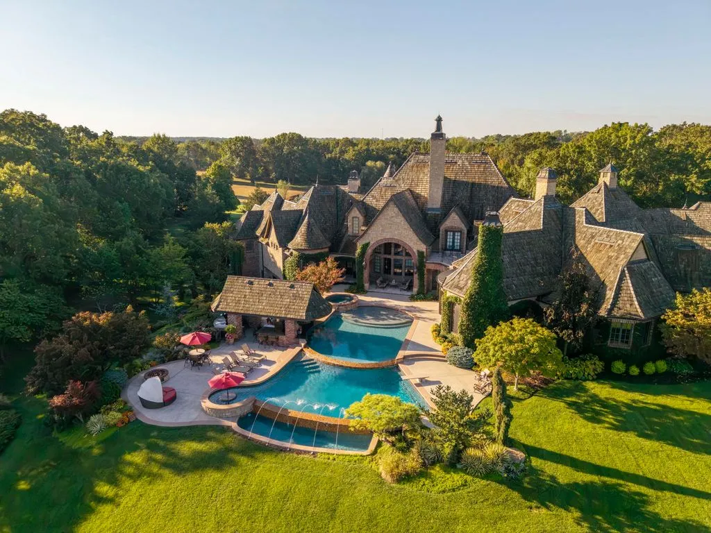 Where Elegance Meets Grand-Scale Living: Spectacular Missouri Property Seeks $4.75 Million 31 Stunning Luxury Retreat at 1100 Lakewood Drive Crafted for Elegance Comfort and Entertaining – 4.75 Million 6