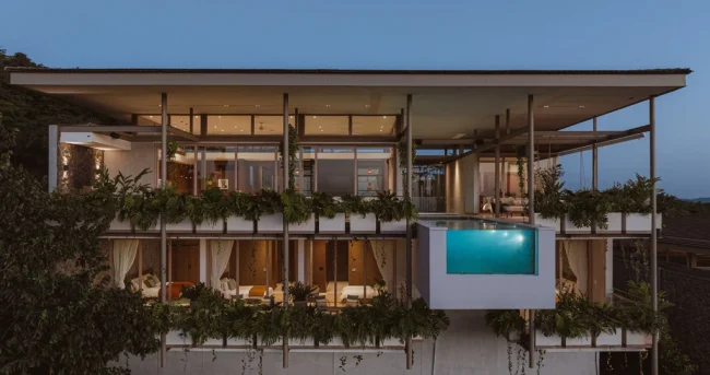 Villa Nuri by Studio Saxe, A Cantilevered Haven Over the Pacific