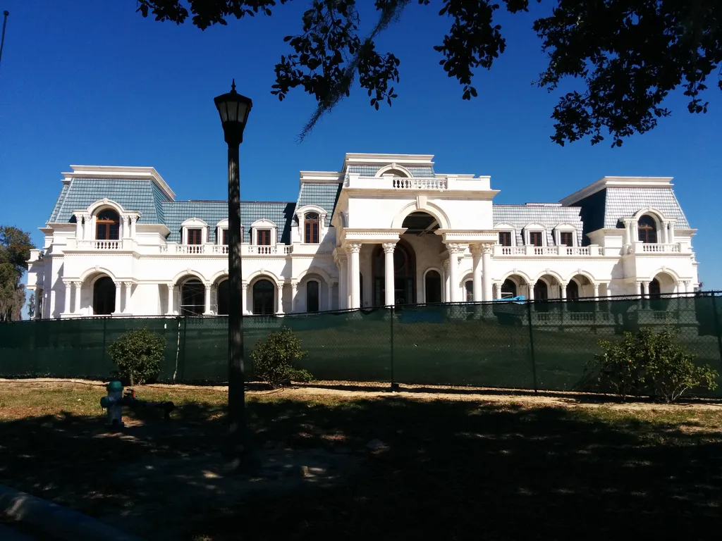 The 5 Biggest Houses in Florida and Their Insane Amenities (2025 Ultimate List) 1 The biggest house in Florida, Versailles, showing its classical architecture, large facade, and iconic blue roof at 121 Kirkstone Lane, Windermere, FL.