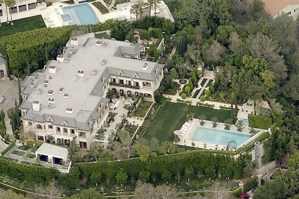 Top 5 Largest Houses in Los Angeles: Megamansions in Bel Air & Beverly Hills 5 Le Palais luxury mansion in Beverly Hills featuring French classical architecture and grand facade