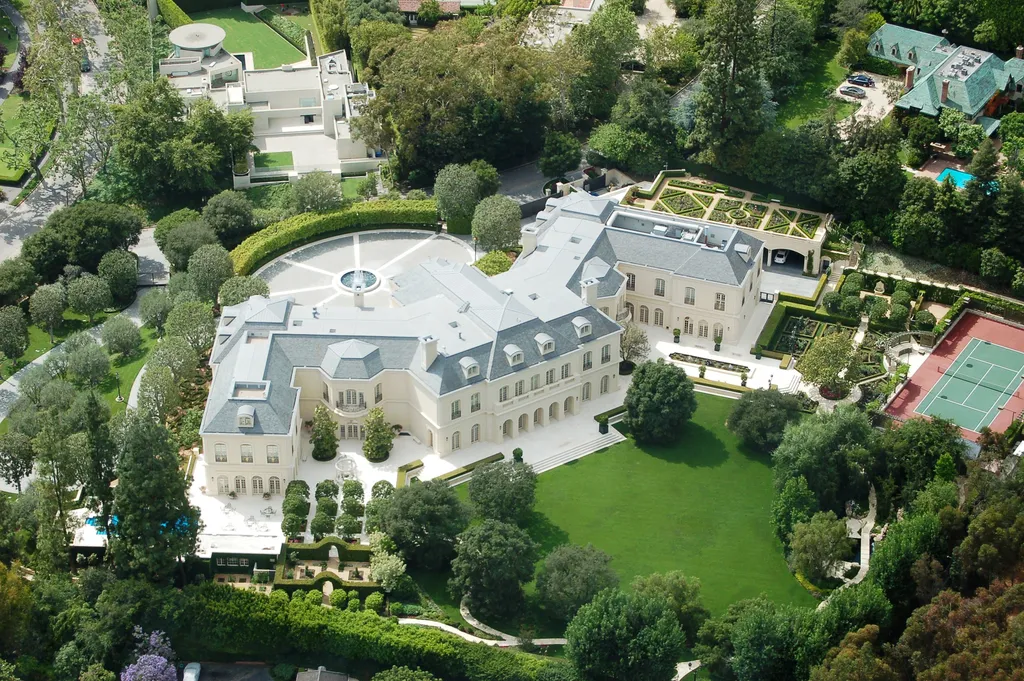 Top 5 Largest Houses in Los Angeles: Megamansions in Bel Air & Beverly Hills 2 The Manor, also known as the Spelling Estate, a grand French chateau-style mansion in Holmby Hills Los Angeles