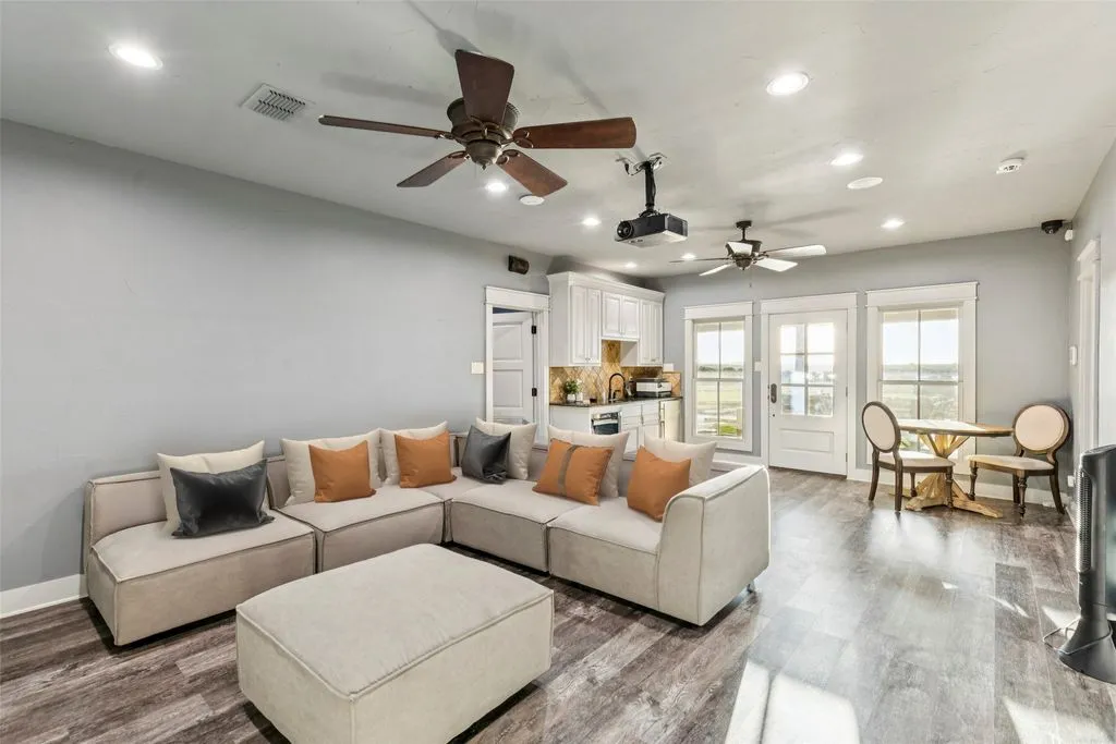 A Refined Texas Retreat: Sprawling Estate With Modern Elegance Asks $6.1 Million 12 1091 Hill Country Ct An Elite Texas Retreat Defined by Modern Elegance 10