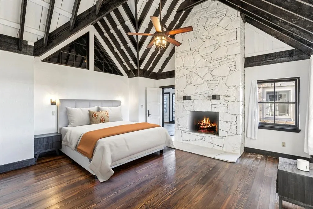 A Refined Texas Retreat: Sprawling Estate With Modern Elegance Asks $6.1 Million 22 1091 Hill Country Ct An Elite Texas Retreat Defined by Modern Elegance 18