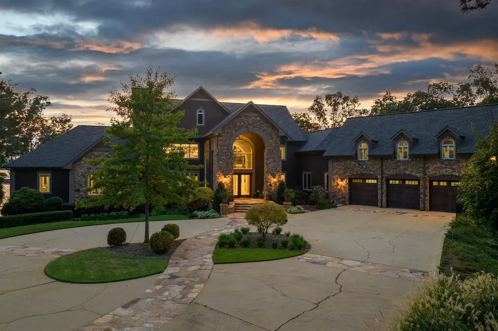 Georgia Lakefront Gem with Panoramic Views and Privacy for $4.49 Million 6 1151 Oconee Way Panoramic Lakefront Luxury in Georgia 2