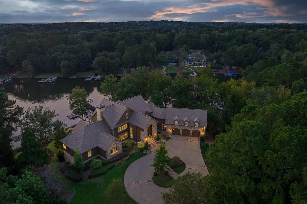 Georgia Lakefront Gem with Panoramic Views and Privacy for $4.49 Million 8 1151 Oconee Way Panoramic Lakefront Luxury in Georgia 4