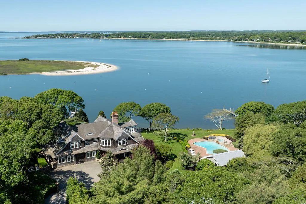 An Iconic $18M North Fork Waterfront Retreat with Exceptional Privacy 26 1350 W Cove Rd An Exceptional 18M Waterfront Estate Defined by Prestige and Seclusion 10