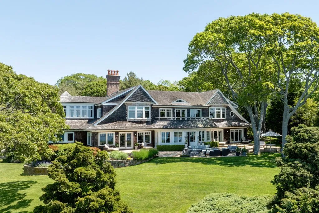An Iconic $18M North Fork Waterfront Retreat with Exceptional Privacy 27 1350 W Cove Rd An Exceptional 18M Waterfront Estate Defined by Prestige and Seclusion 11
