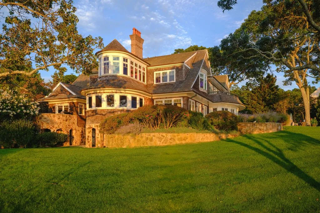 An Iconic $18M North Fork Waterfront Retreat with Exceptional Privacy 15 1350 W Cove Rd An Exceptional 18M Waterfront Estate Defined by Prestige and Seclusion 5