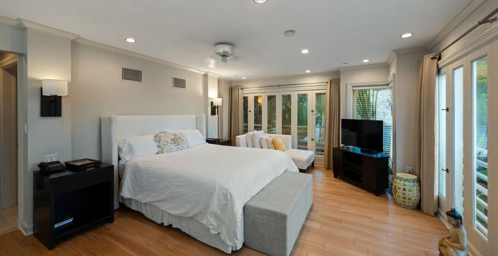 A World-Class California Art Deco Retreat with Sweeping City Vistas, Listed at $19,995,000 26 14035 Aubrey Rd An Extraordinary Private Art Deco Estate Overlooking the City 19