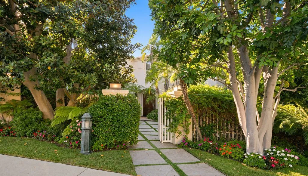 A World-Class California Art Deco Retreat with Sweeping City Vistas, Listed at $19,995,000 16 14035 Aubrey Rd An Extraordinary Private Art Deco Estate Overlooking the City 22