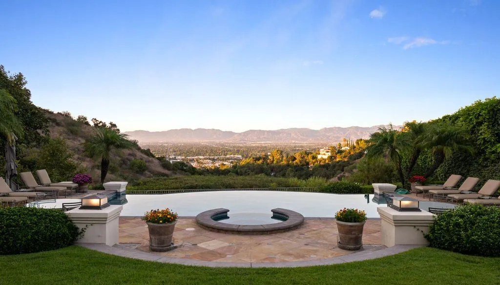 A World-Class California Art Deco Retreat with Sweeping City Vistas, Listed at $19,995,000 13 14035 Aubrey Rd An Extraordinary Private Art Deco Estate Overlooking the City 4