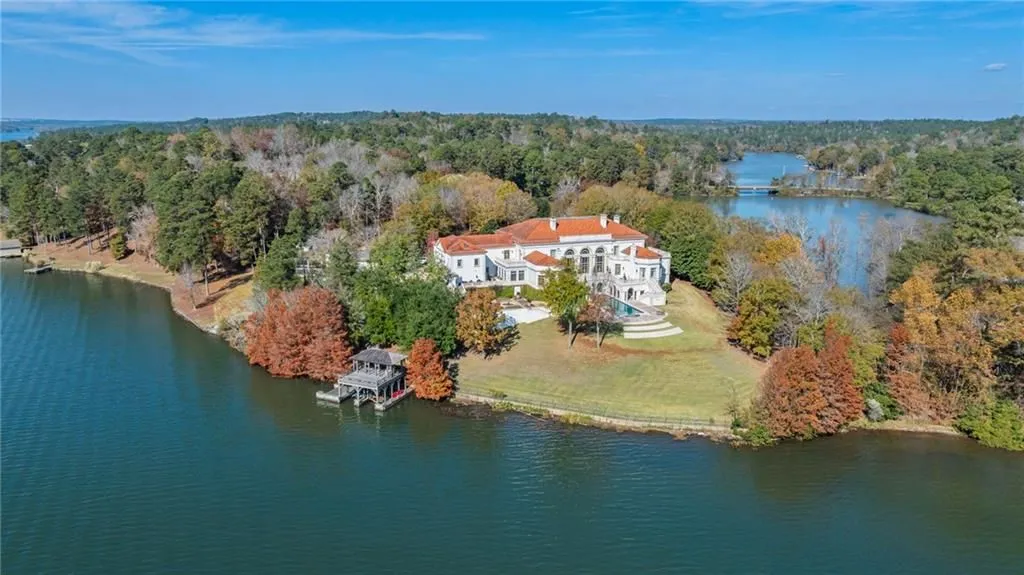 Lakefront Luxury Redefined: A $10 Million Estate Renovated by Spitzmiller & Norris 5 1405 Big Eddy Ct A Distinguished Lakefront Estate Thoughtfully Renovated by Spitzmiller Norris 1