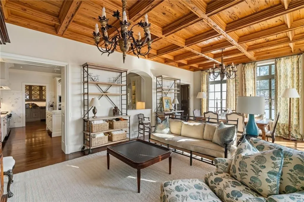 Lakefront Luxury Redefined: A $10 Million Estate Renovated by Spitzmiller & Norris 14 1405 Big Eddy Ct A Distinguished Lakefront Estate Thoughtfully Renovated by Spitzmiller Norris 10