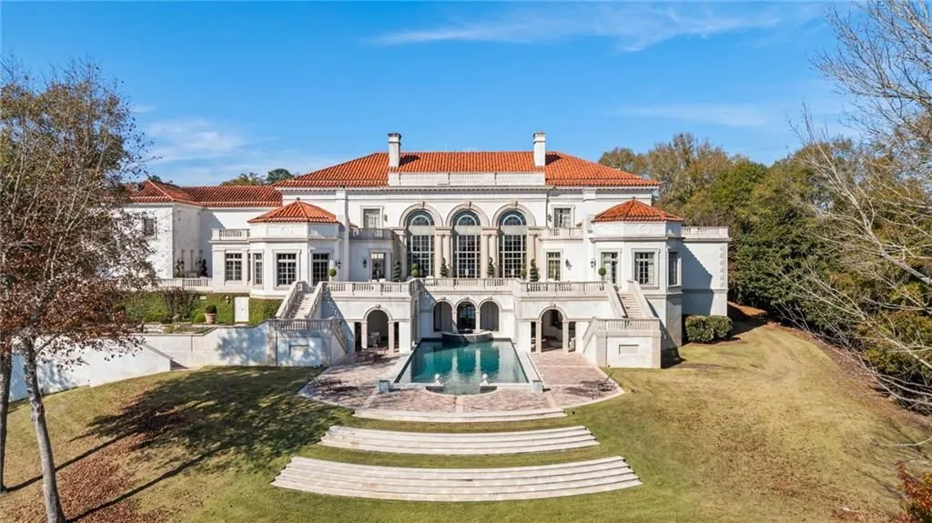 Lakefront Luxury Redefined: A $10 Million Estate Renovated by Spitzmiller & Norris 25 1405 Big Eddy Ct A Distinguished Lakefront Estate Thoughtfully Renovated by Spitzmiller Norris 19