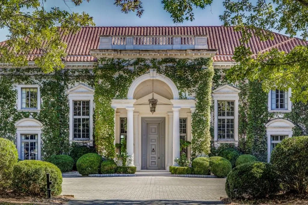 Lakefront Luxury Redefined: A $10 Million Estate Renovated by Spitzmiller & Norris 6 1405 Big Eddy Ct A Distinguished Lakefront Estate Thoughtfully Renovated by Spitzmiller Norris 2