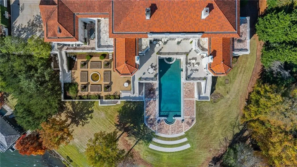 Lakefront Luxury Redefined: A $10 Million Estate Renovated by Spitzmiller & Norris 26 1405 Big Eddy Ct A Distinguished Lakefront Estate Thoughtfully Renovated by Spitzmiller Norris 22