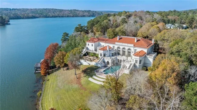 Lakefront Luxury Redefined: A $10 Million Estate Renovated by Spitzmiller & Norris