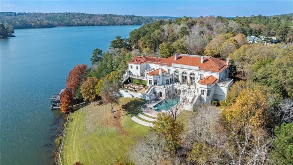 Lakefront Luxury Redefined: A $10 Million Estate Renovated by Spitzmiller & Norris 27 1405 Big Eddy Ct A Distinguished Lakefront Estate Thoughtfully Renovated by Spitzmiller Norris 23