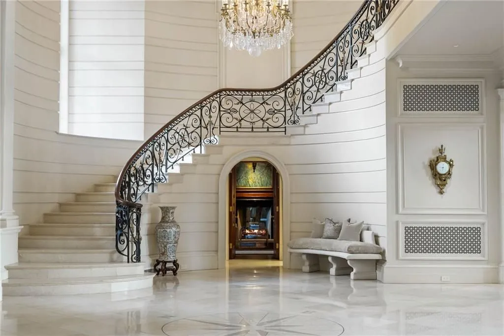 Lakefront Luxury Redefined: A $10 Million Estate Renovated by Spitzmiller & Norris 7 1405 Big Eddy Ct A Distinguished Lakefront Estate Thoughtfully Renovated by Spitzmiller Norris 3