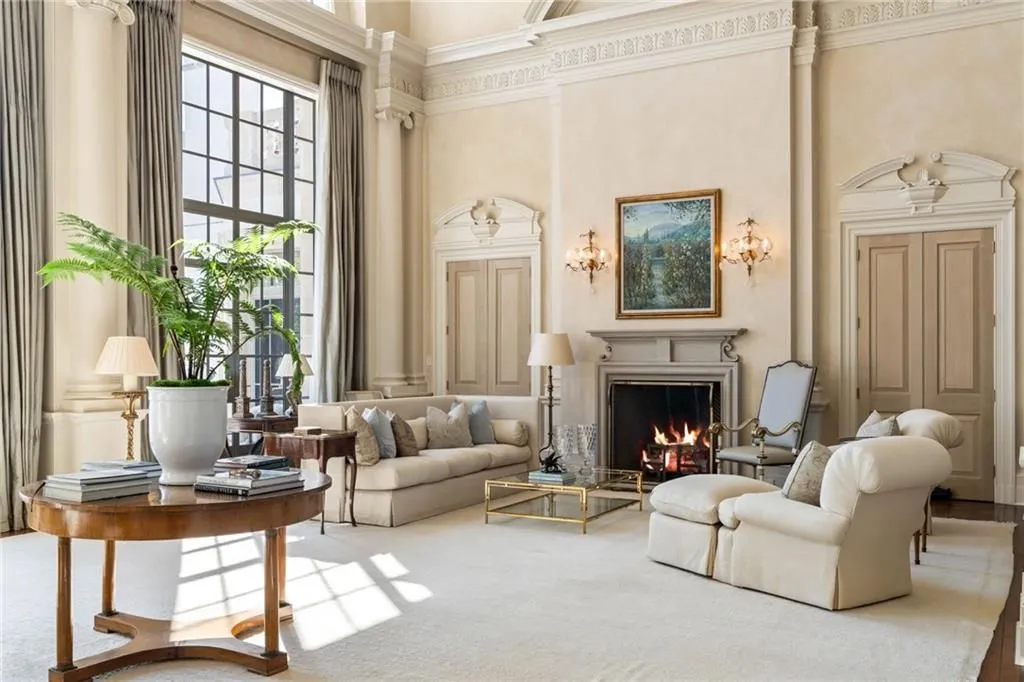 Lakefront Luxury Redefined: A $10 Million Estate Renovated by Spitzmiller & Norris 8 1405 Big Eddy Ct A Distinguished Lakefront Estate Thoughtfully Renovated by Spitzmiller Norris 4