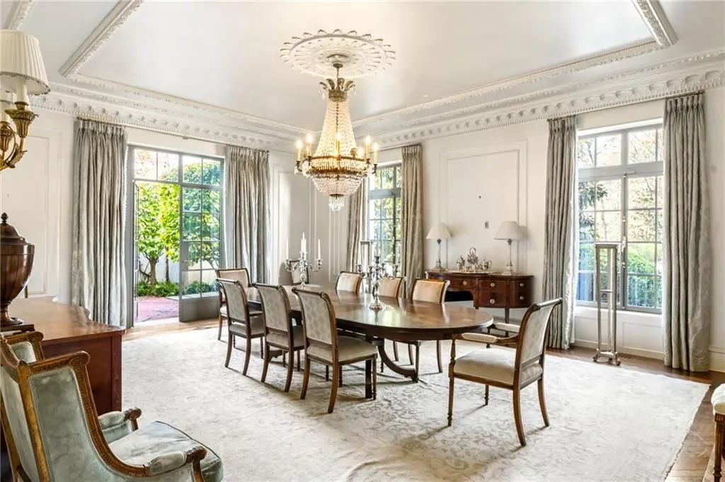 Lakefront Luxury Redefined: A $10 Million Estate Renovated by Spitzmiller & Norris 10 1405 Big Eddy Ct A Distinguished Lakefront Estate Thoughtfully Renovated by Spitzmiller Norris 6