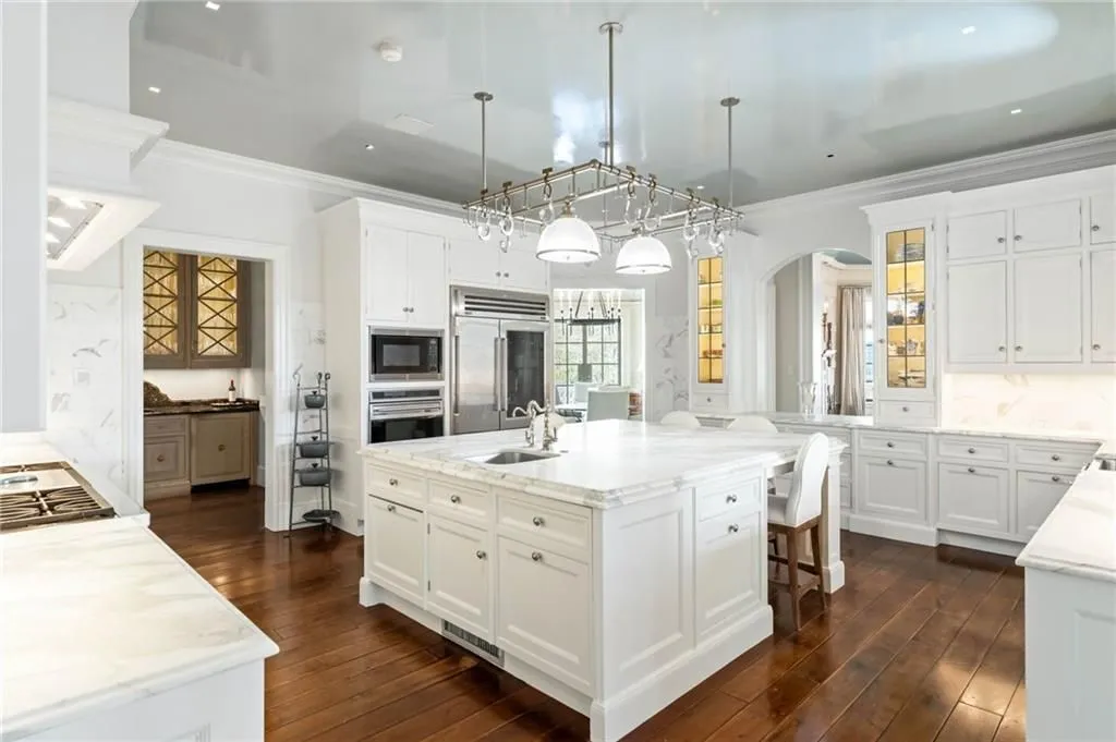 Lakefront Luxury Redefined: A $10 Million Estate Renovated by Spitzmiller & Norris 11 1405 Big Eddy Ct A Distinguished Lakefront Estate Thoughtfully Renovated by Spitzmiller Norris 7