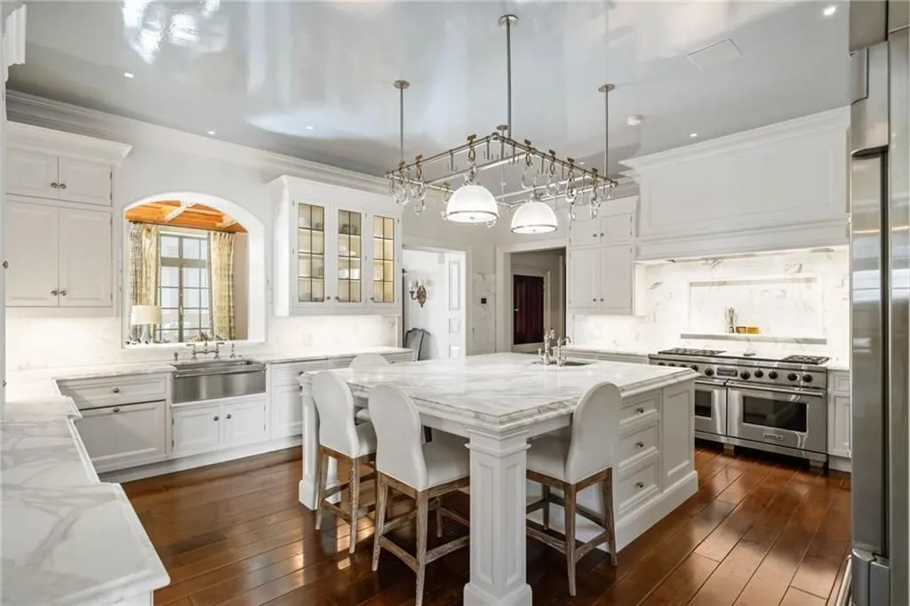 Lakefront Luxury Redefined: A $10 Million Estate Renovated by Spitzmiller & Norris 12 1405 Big Eddy Ct A Distinguished Lakefront Estate Thoughtfully Renovated by Spitzmiller Norris 8