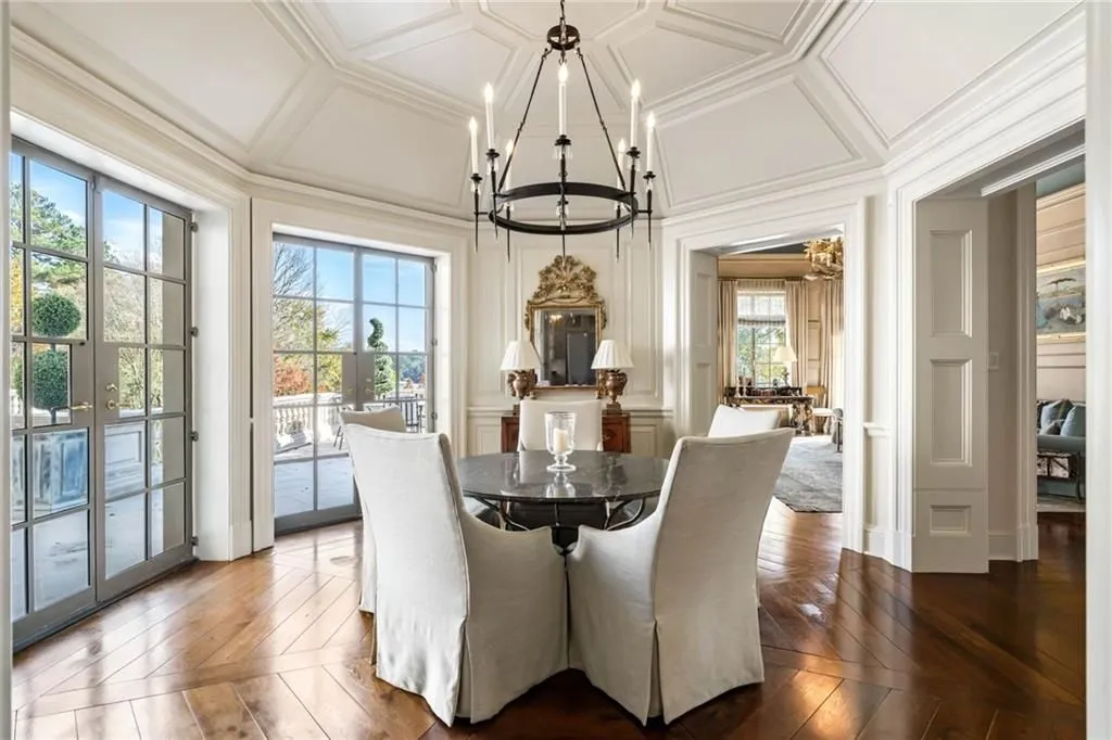 Lakefront Luxury Redefined: A $10 Million Estate Renovated by Spitzmiller & Norris 13 1405 Big Eddy Ct A Distinguished Lakefront Estate Thoughtfully Renovated by Spitzmiller Norris 9