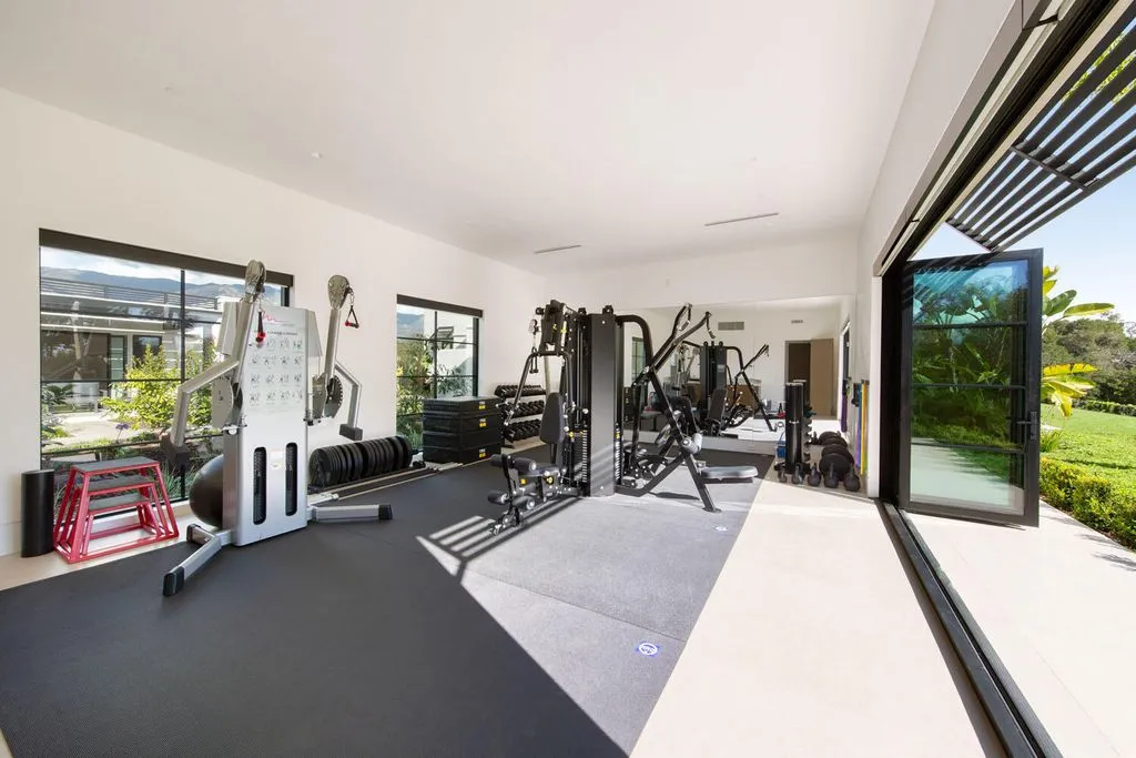 A Coastal Masterwork: Miramar Meadows Offers Newly Built Perfection and Timeless Living at $39.5 Million 24 1437 S Jameson Ln A Spectacular Newly Built Coastal Masterpiece 20