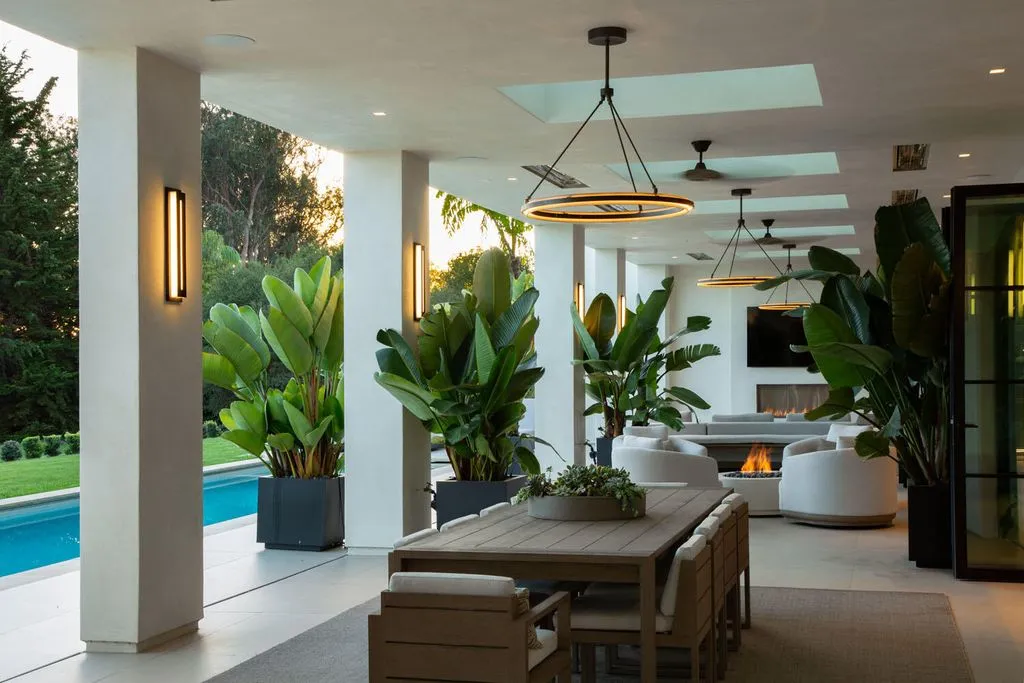 A Coastal Masterwork: Miramar Meadows Offers Newly Built Perfection and Timeless Living at $39.5 Million 12 1437 S Jameson Ln A Spectacular Newly Built Coastal Masterpiece 7