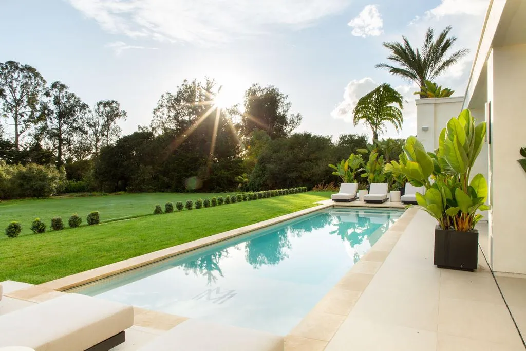 A Coastal Masterwork: Miramar Meadows Offers Newly Built Perfection and Timeless Living at $39.5 Million 9 1437 S Jameson Ln A Spectacular Newly Built Coastal Masterpiece 8