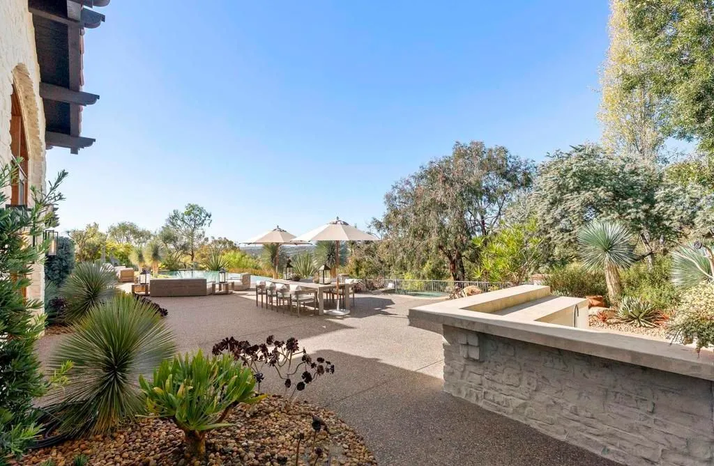 A World-Class Modern European Estate Delivering Panoramic Views in California 9 18446 Calle La Serra An Extraordinary California Estate Defined by Modern European Elegance 12