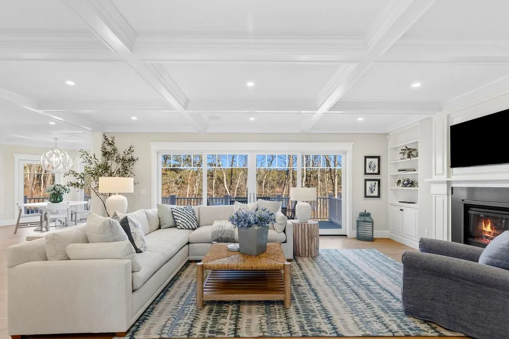 A Distinguished $6,888,000 Waterfront Residence with Breathtaking Vistas 9 19 Walkerwoods Drive A Breathtaking Waterfront Estate Showcasing Dramatic Coastal Vistas 10