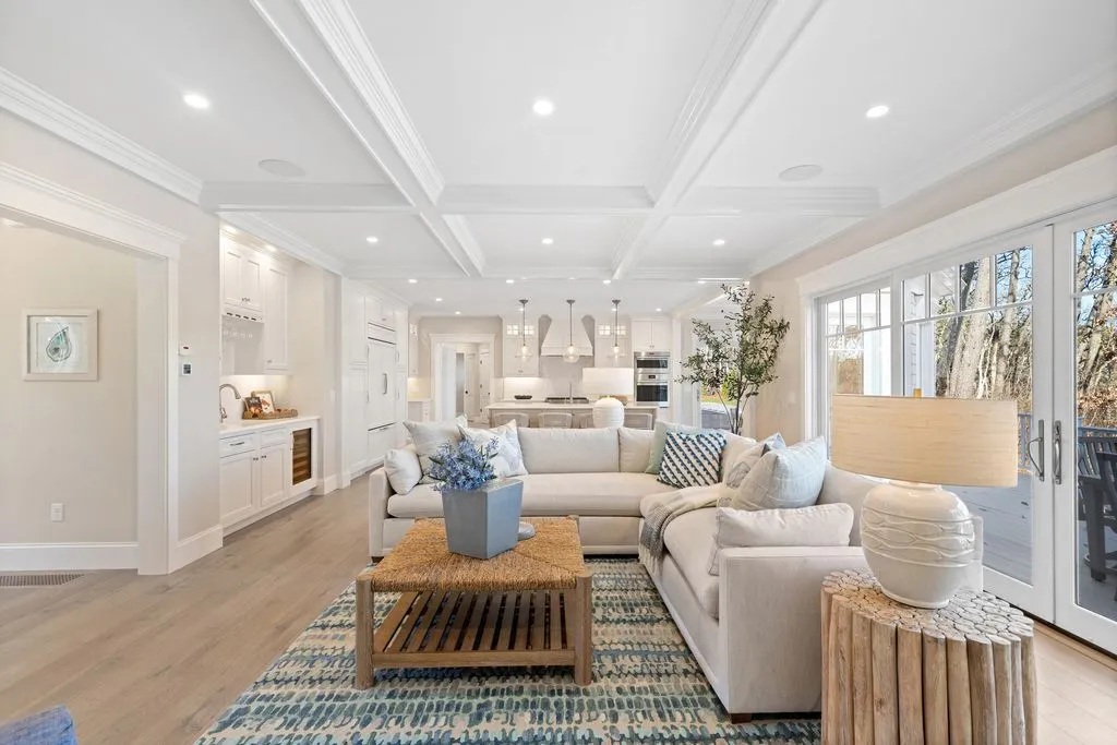 A Distinguished $6,888,000 Waterfront Residence with Breathtaking Vistas 10 19 Walkerwoods Drive A Breathtaking Waterfront Estate Showcasing Dramatic Coastal Vistas 11