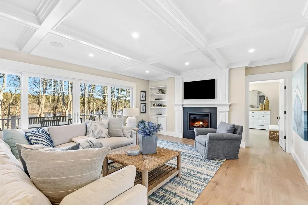 A Distinguished $6,888,000 Waterfront Residence with Breathtaking Vistas 11 19 Walkerwoods Drive A Breathtaking Waterfront Estate Showcasing Dramatic Coastal Vistas 12