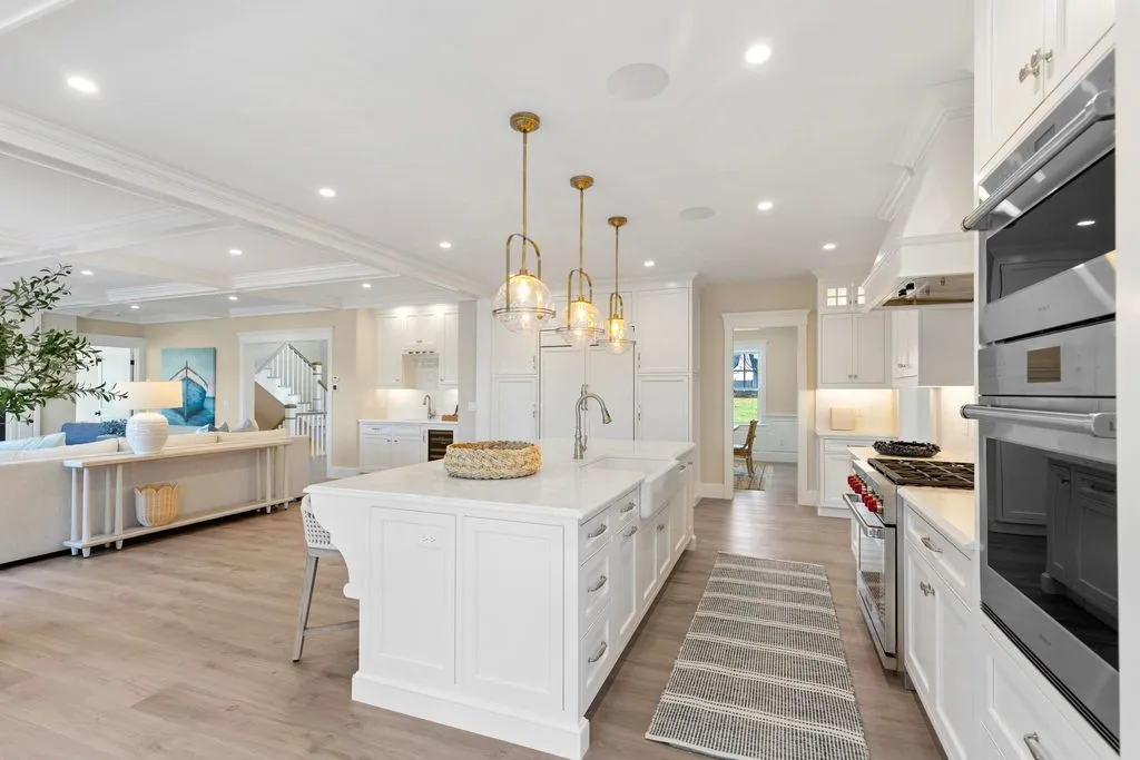 A Distinguished $6,888,000 Waterfront Residence with Breathtaking Vistas 12 19 Walkerwoods Drive A Breathtaking Waterfront Estate Showcasing Dramatic Coastal Vistas 13